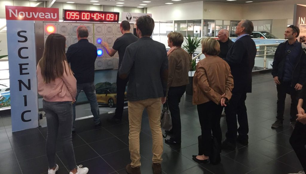 Groupe de participants lors d'un team building avec mur digital interactif - animation collaborative en entreprise