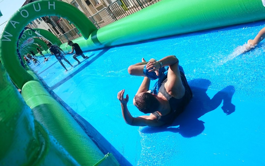 Maxi toboggan aquatique, une structure gonflable idéale pour animer l’été en centre-ville.