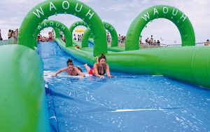 Animation estivale en ville avec un ventriglisse géant pour rafraîchir le public.