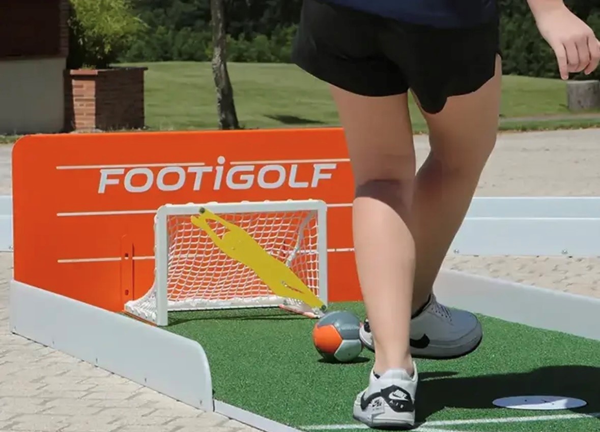 Parcours golf foot gonflable pour animation sportive en France
