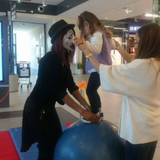 Animation artistique sur le thème du cirque avec artistes et décor festif