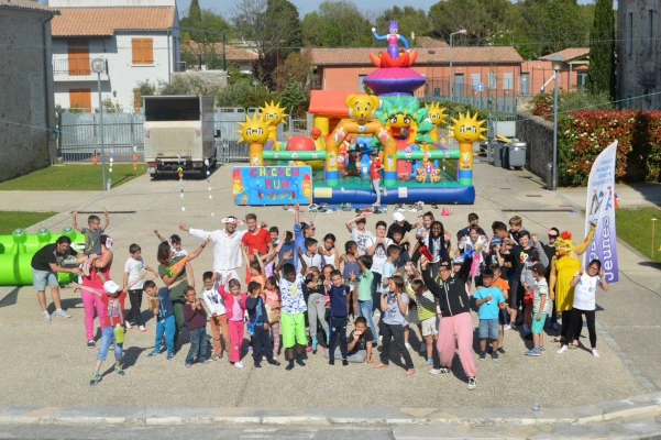 Animation participative renforçant le lien social intergénérationnel lors d’un événement collectif en plein air