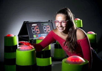 Jeune fille jouant avec des cônes interactifs pour une animation ludique et immersive