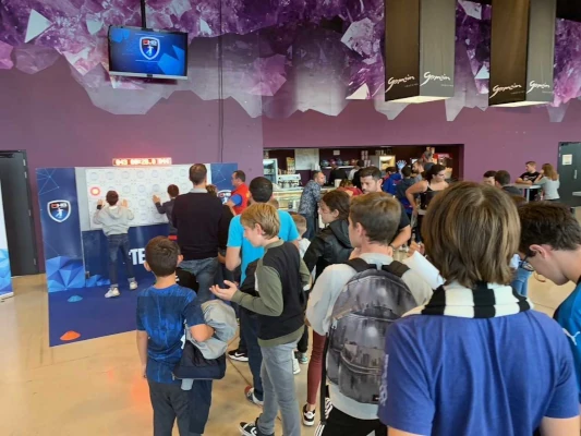 Animation participative pour sensibiliser le public à une thématique associative lors d’un événement