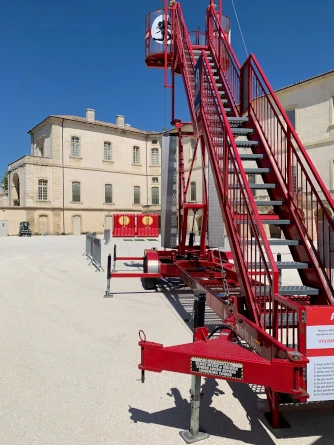 Participants profitant d'une tyrolienne lors d'un événement associatif pour une animation sportive en hauteur