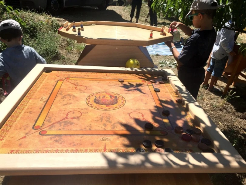 Jeux en bois géants pour animation familiale lors d'une kermesse participative