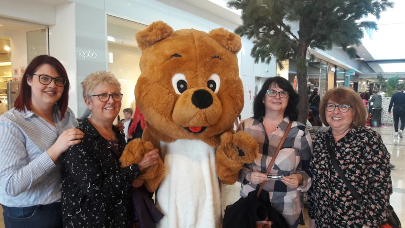 Mascotte ours géant pour animation ludique lors d'un événement familial ou corporate