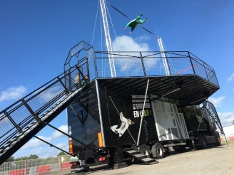 Simulateur de chute libre extérieur, animation immersive pour événement corporate et incentive entreprise