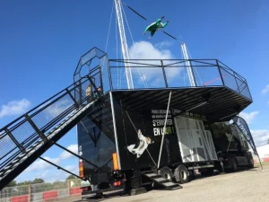 Simulateur de chute libre outdoot, animation immersive pour événement corporate et expérience interactive