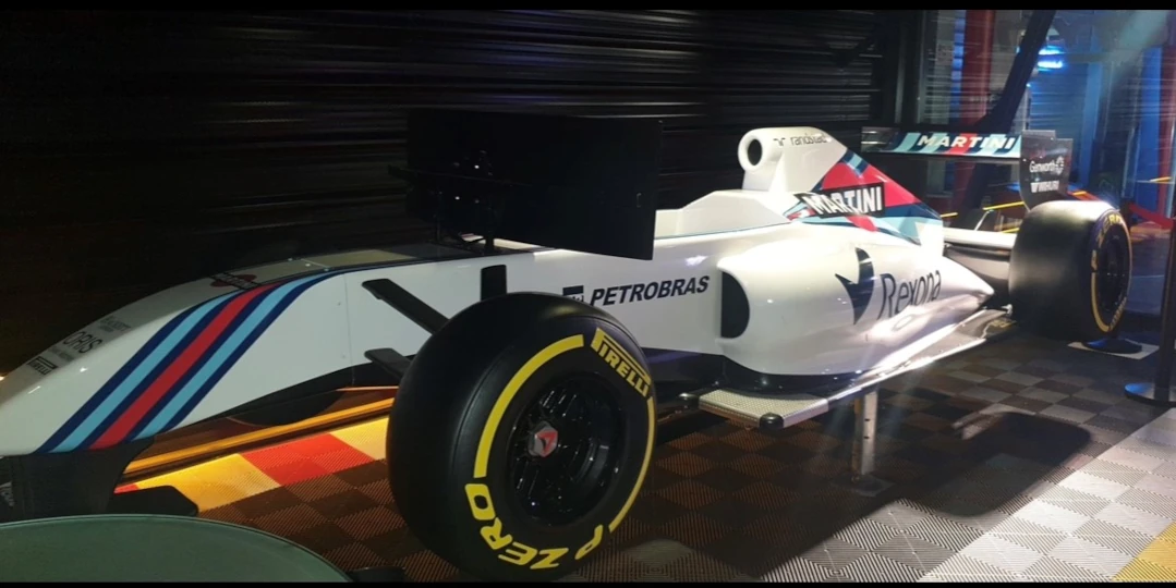 Simulateur F1 blanc pour animation digitale et expérience interactive lors d’un événement corporate