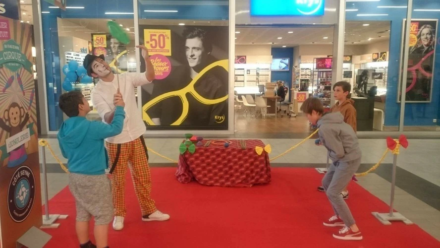 Animation cirque interactive pour enfants lors d’un événement d’entreprise à thème festif