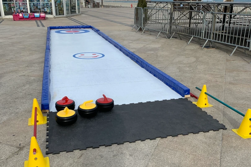 Animation de curling sur piste synthétique lors d'un séminaire d'entreprise