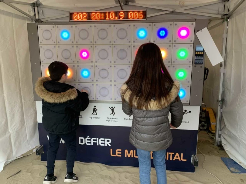 Animation mur digital interactif lors de la fête du jeu en entreprise, renforçant la cohésion d'équipe