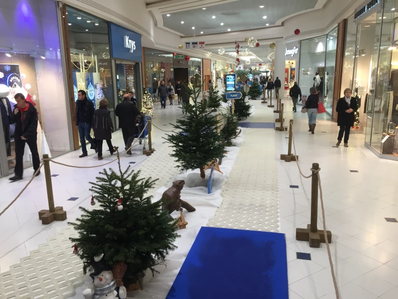 Animation de Noël immersive en centre commercial avec décor féérique et activités ludiques pour enfants