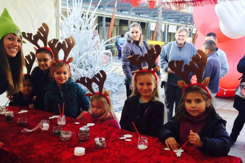 Atelier DIY costumes de Noël pour enfants lors d’une animation créative en entreprise