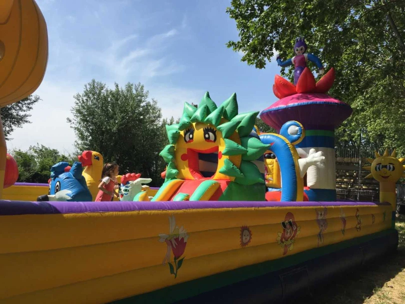 Château gonflable animé lors du carnaval d'entreprise, offrant des moments ludiques aux enfants