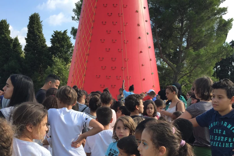 Jeux gonflables pour enfants lors d’une journée des associations animée et conviviale en plein air