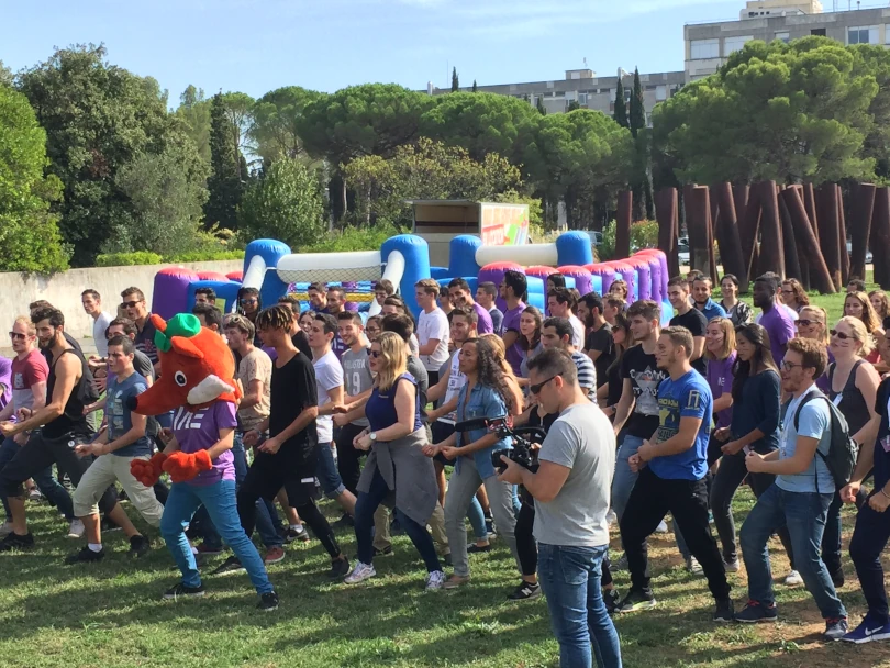 Équipe logistique installant une animation pour simplifier l’organisation d’un événement d’entreprise