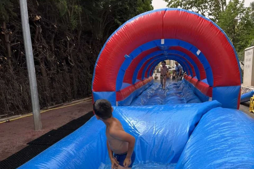 Maxi toboggan aquatique pour animation estivale ludique lors d’un événement d’entreprise en plein air