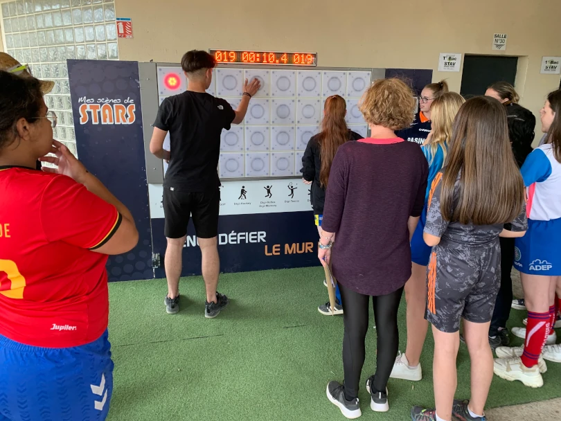 Collaborateurs utilisant un mur digital interactif pour des jeux de team building en entreprise