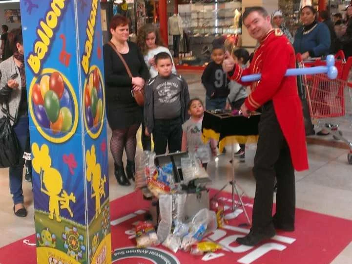 Performance artistique en galerie marchande pour animation événementielle interactive et visuelle