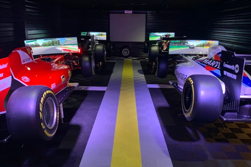 Simulateurs de Formule 1 lors d’une animation sportive interactive en festival ou événement associatif