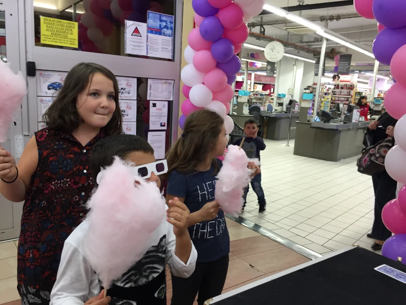 Spectacle attractif en galerie marchande pour capter l’attention des visiteurs en centre commercial
