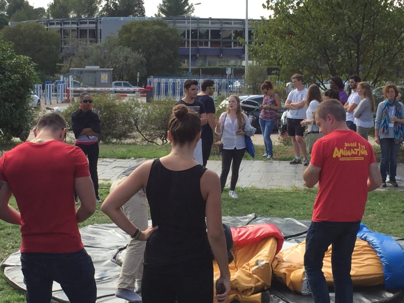 Staff événementiel préparant une animation professionnelle pour un événement corporate sur-mesure