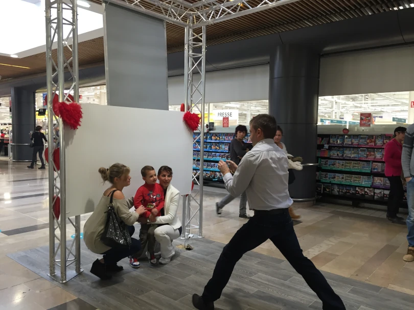Stand photo festif pour la Saint-Valentin avec décor romantique et accessoires ludiques