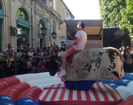 Participants riant sur un toro mécanique – activité à sensations pour séminaire, CSE et collectivité