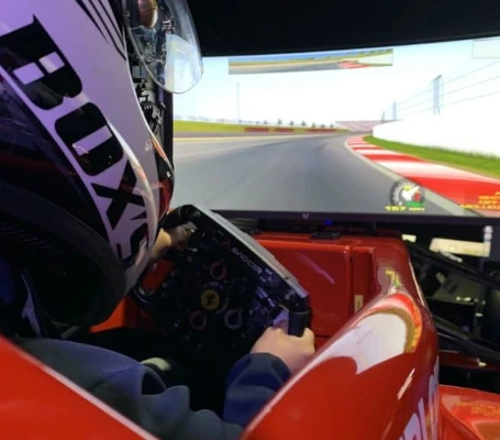 Simulateurs de course auto moto ultra immersifs pour animation événementielle