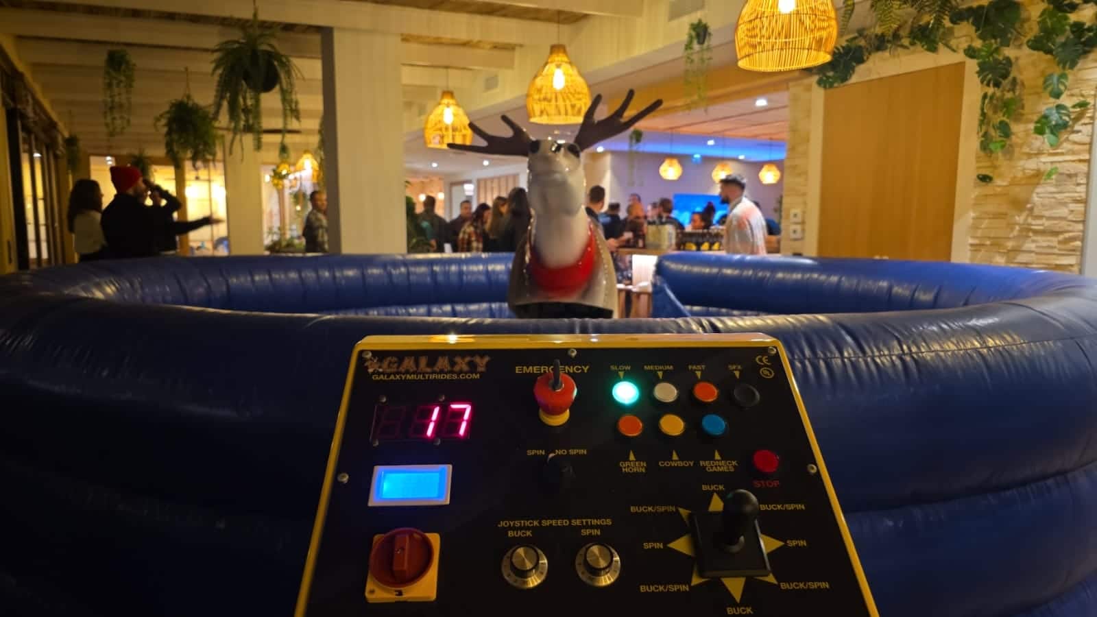 Organisation d'arbre de Noël en entreprise avec décorations festives et animations pour enfants.