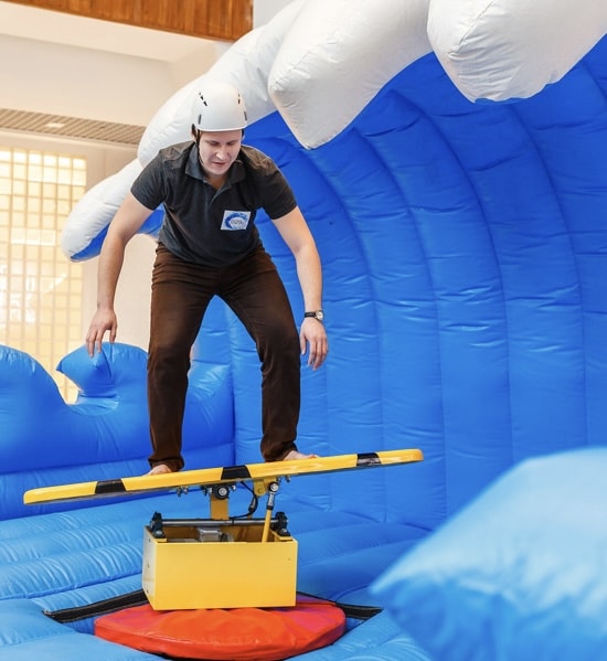 Animation simulateur de surf mécanique en location pour soirée d'entreprise et événement été.