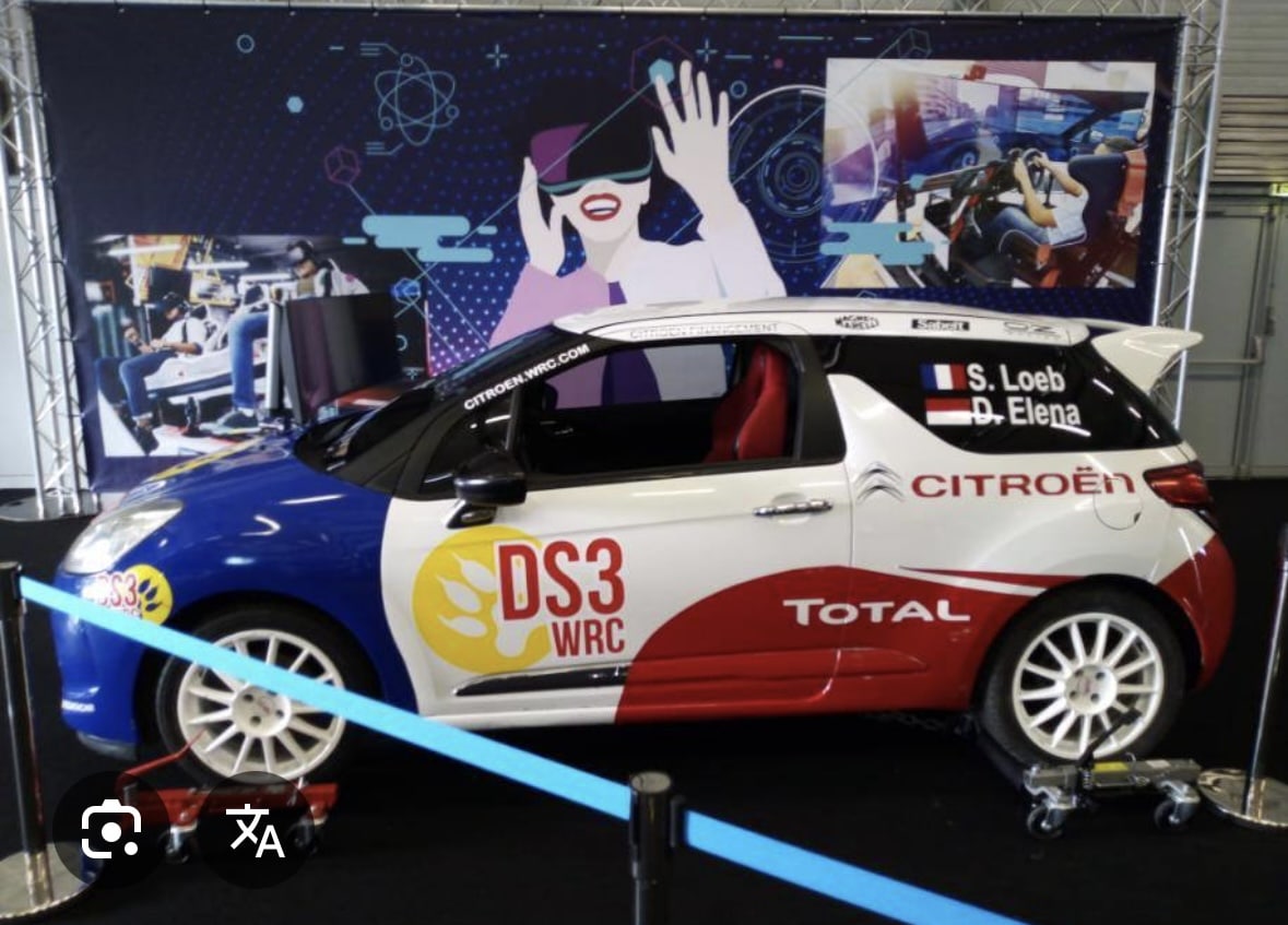 Simulateur F1 dynamique sur vérins avec cockpit réaliste pour animation de soirée et salon professionnel.