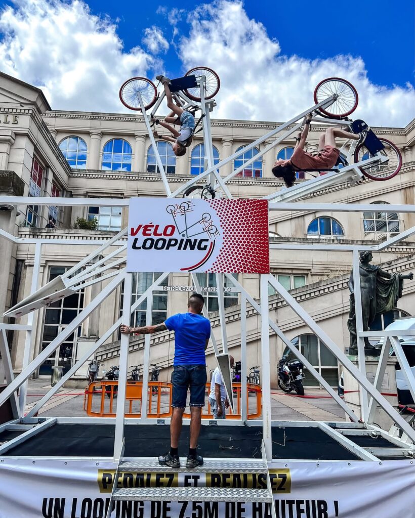 Animation vélo looping pour événement public lors du Mois du Vélo, attraction ludique et participative installée dans un village du Tour de France, idéale pour collectivités et animations territoriales.