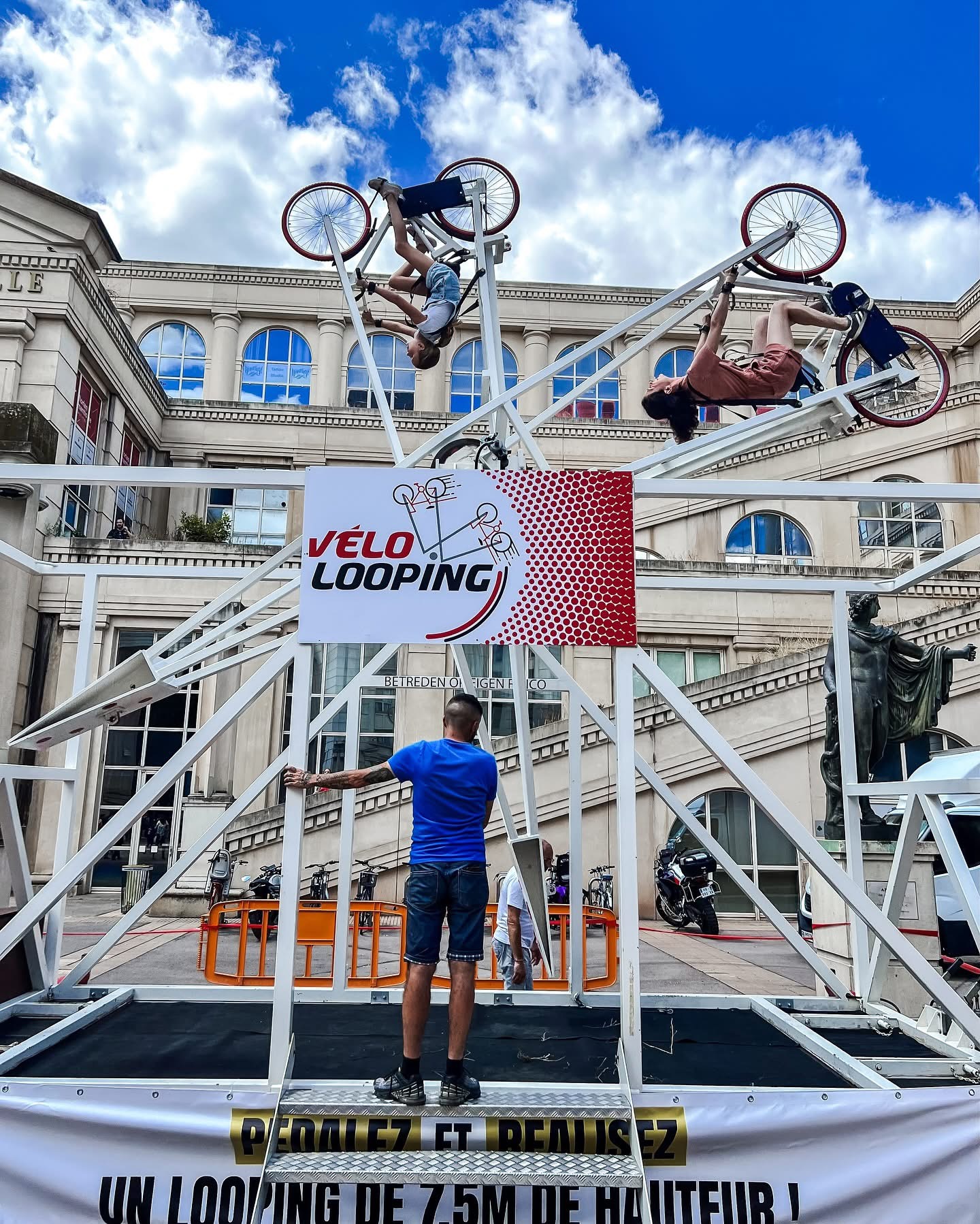 Animation vélo looping pour événement public lors du Mois du Vélo, attraction ludique et participative installée dans un village du Tour de France, idéale pour collectivités et animations territoriales.