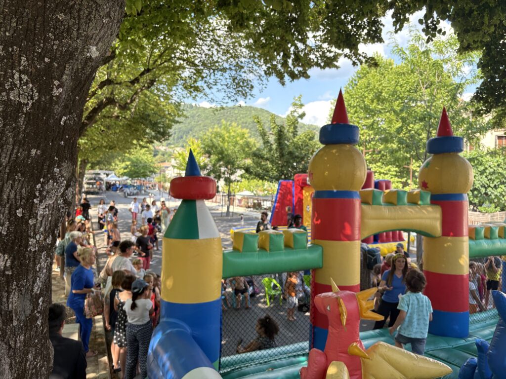 Location de structure gonflable géante et parcours d'obstacles pour événementiel en France.