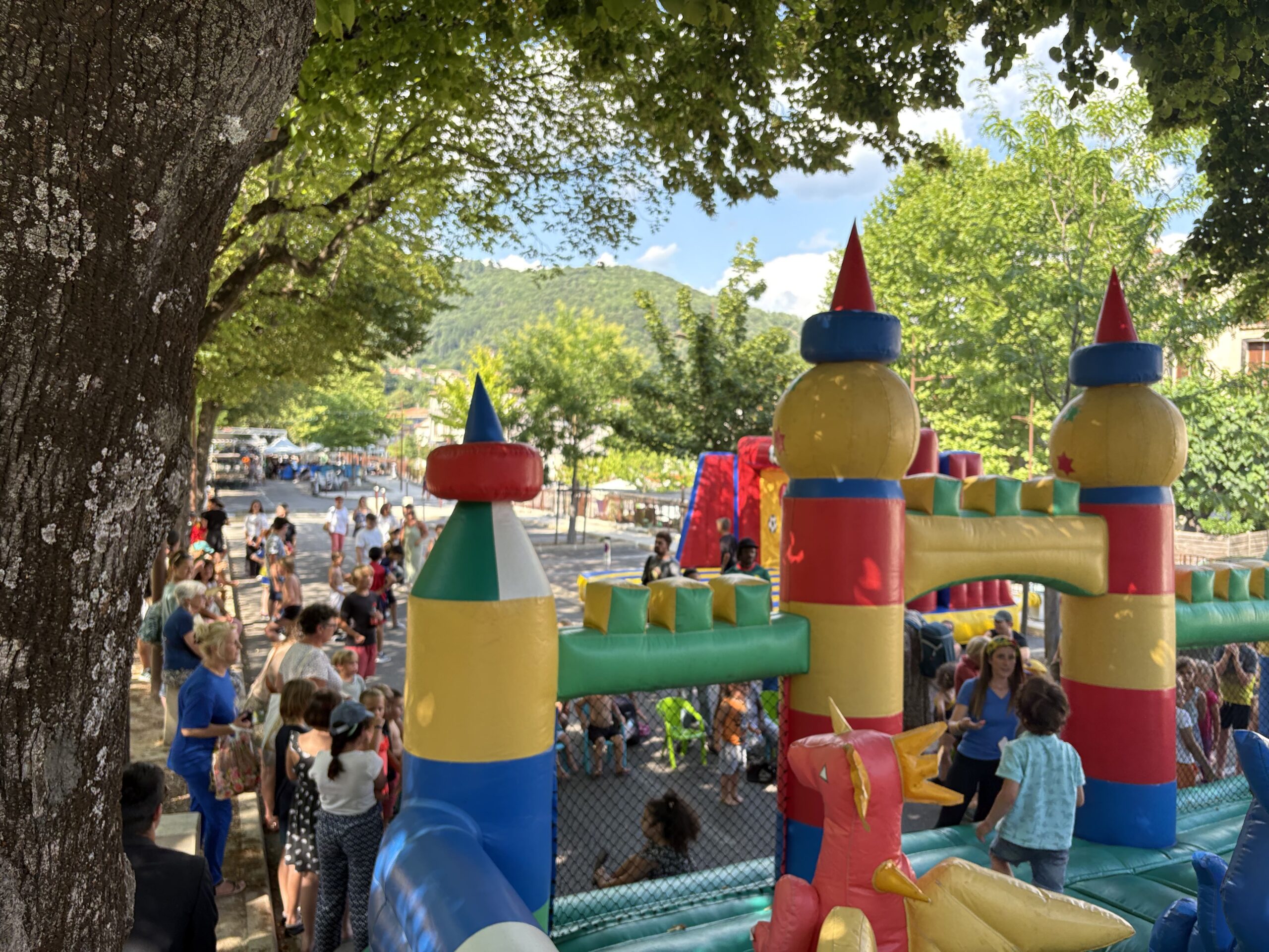 Location de structure gonflable géante et parcours d'obstacles pour événementiel en France.