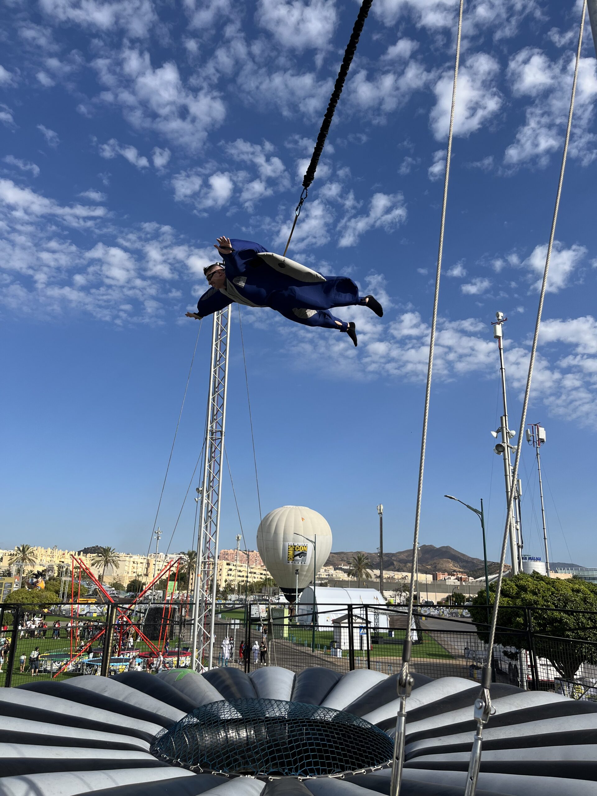 Participant dans un simulateur de chute libre mobile lors d’un festival