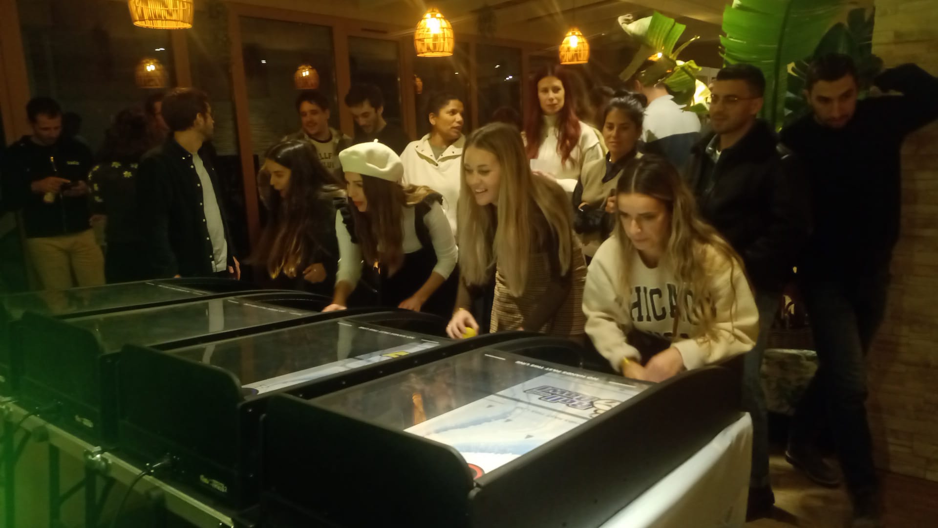 Animation rodéo mécanique avec renne de Noël lors d’un événement d’entreprise, ambiance festive et conviviale en intérieur.