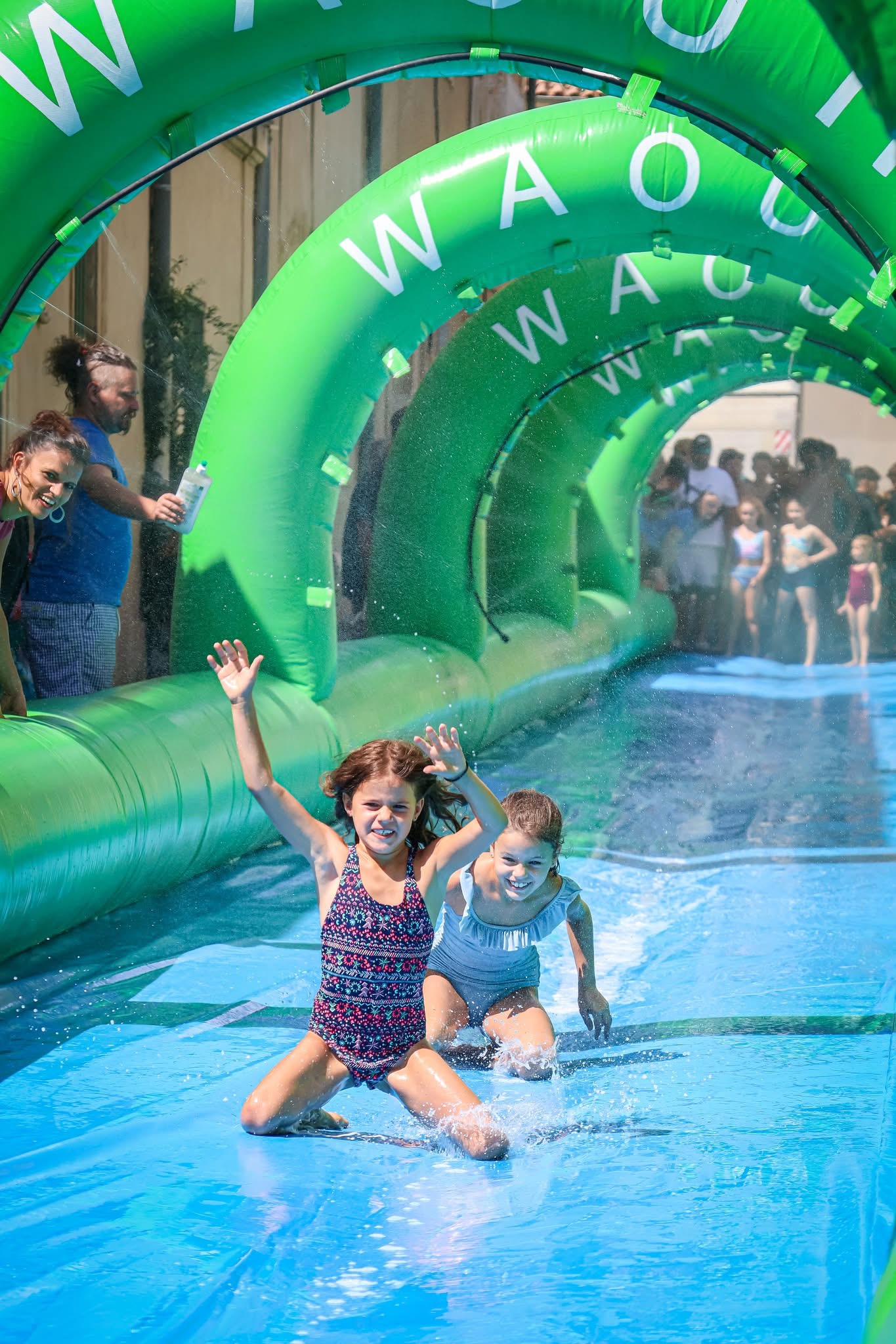 Animation ventriglisse gonflable géant pour événement estival et fête de ville.