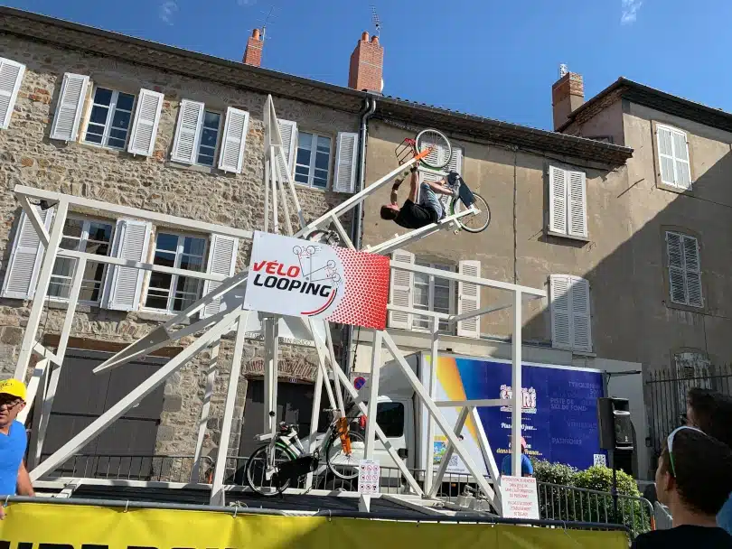 Location double vélo looping attraction cycliste village étape Tour de France