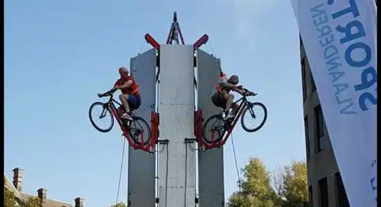 Participant sur un Vertical Bike lors d’une animation sportive événementielle