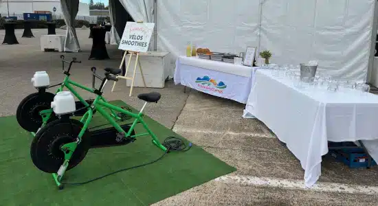 Participants sur une animation vélo smoothie pendant un événement professionnel
