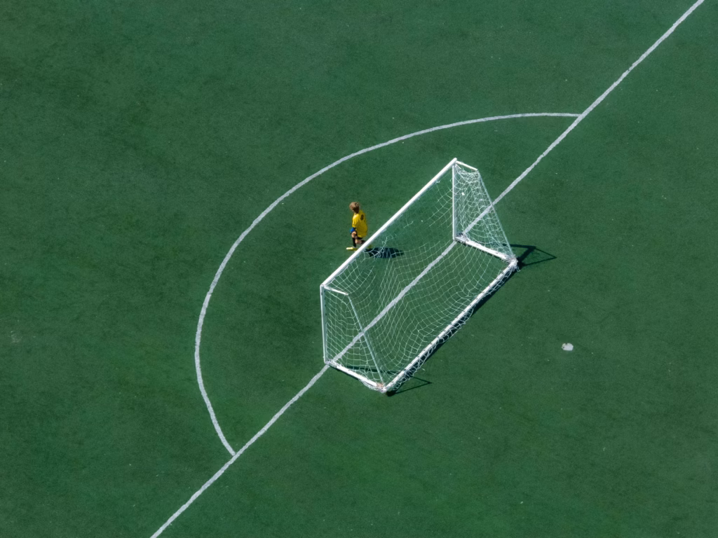 Animation football lors d’un événement avec participants en activité autour d’un terrain