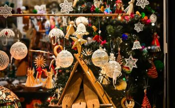 Comment organiser un événement de Noël familial adapté à tous les publics ?