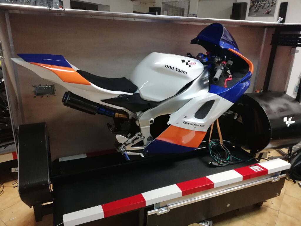 Simulateur de moto professionnel monté sur plateforme mobile pour animation événementielle en intérieur